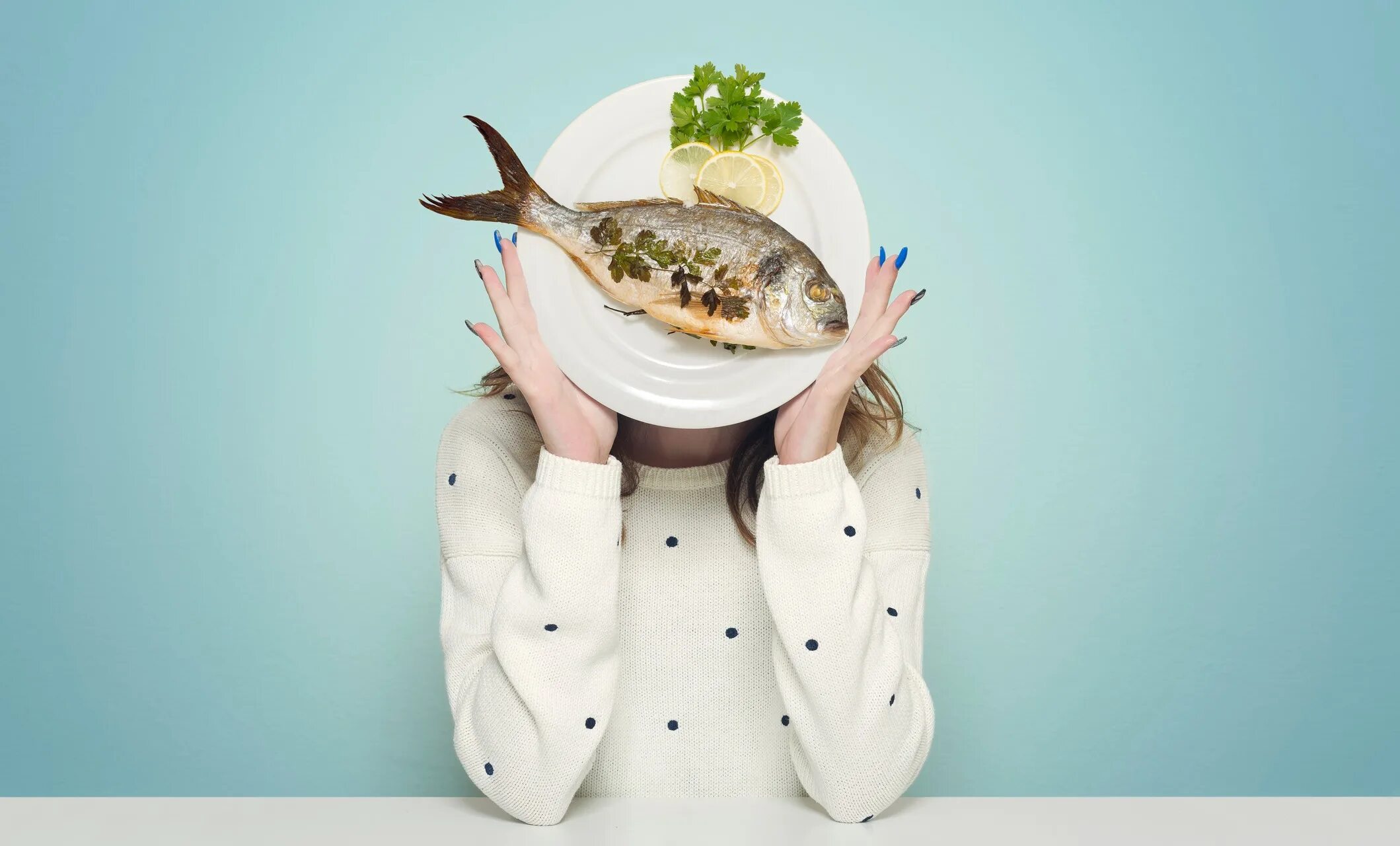 польза рыбы. польза рыбы для женщин. рыба для готовки. польза рыбы для женщин. девушка ест рыбу.