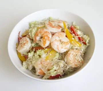 Салат из фунчозы с овощами и креветками