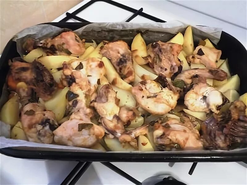 Курица с грибами картошкой в рукаве духовке. Шампиньоны с картошкой и курицей. Картофель с курицей и грибами в духовке. Картошка с курицей и грибами. Курица с картошкой в рукаве.