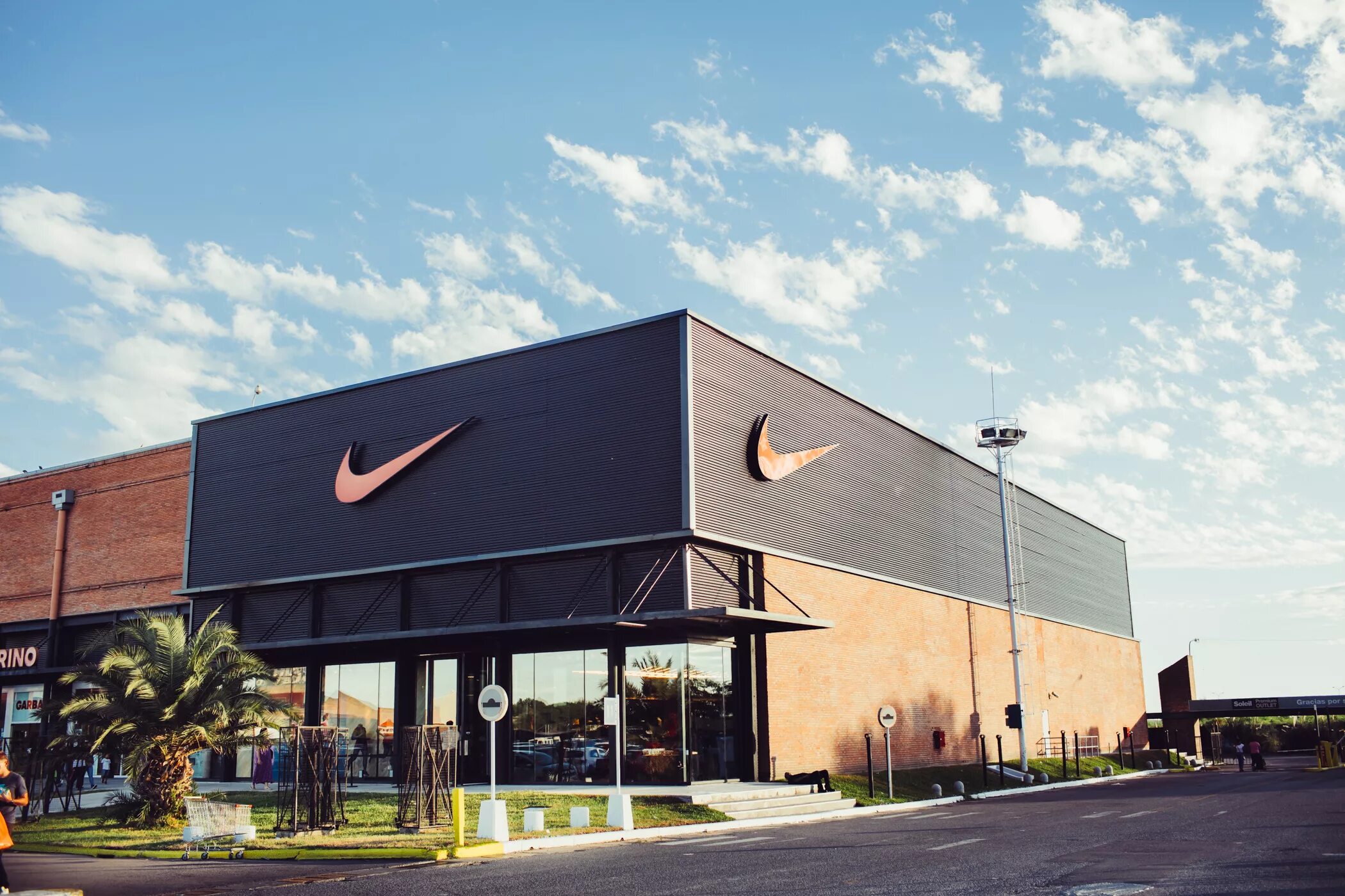 Nike Factory. Nike Fabrikasi. Завод найк в Америке. Nike Soleil 2.