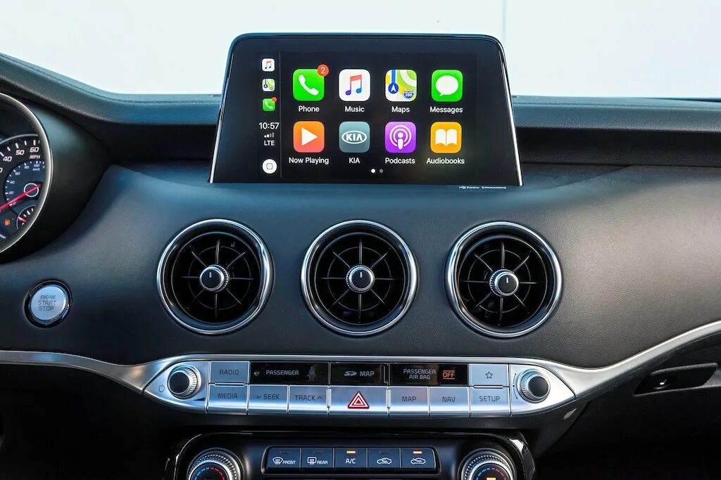 Kia Stinger Apple CARPLAY. Kia Stinger экран мультимедиа. Монитор на Киа Стингер. Мультимедиа Киа Стингер 2020. Киа монитор