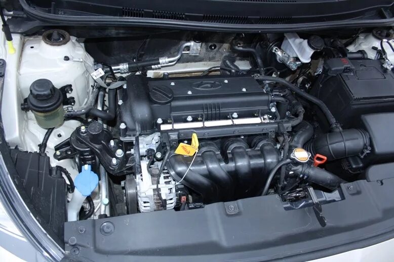 Купить б/у Hyundai Solaris I 1.6 AT (123 л.с.) бензин автомат в Москве: серебрис