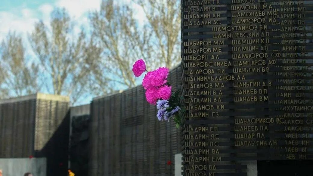 Списки погибших краснодарский край. Мемориал погибших в Великой Отечественной г Барнаул. Барнаул памятник погибшим ВОВ. Мемориал славы Барнаул фамилии. Памятник Победы Барнаул.