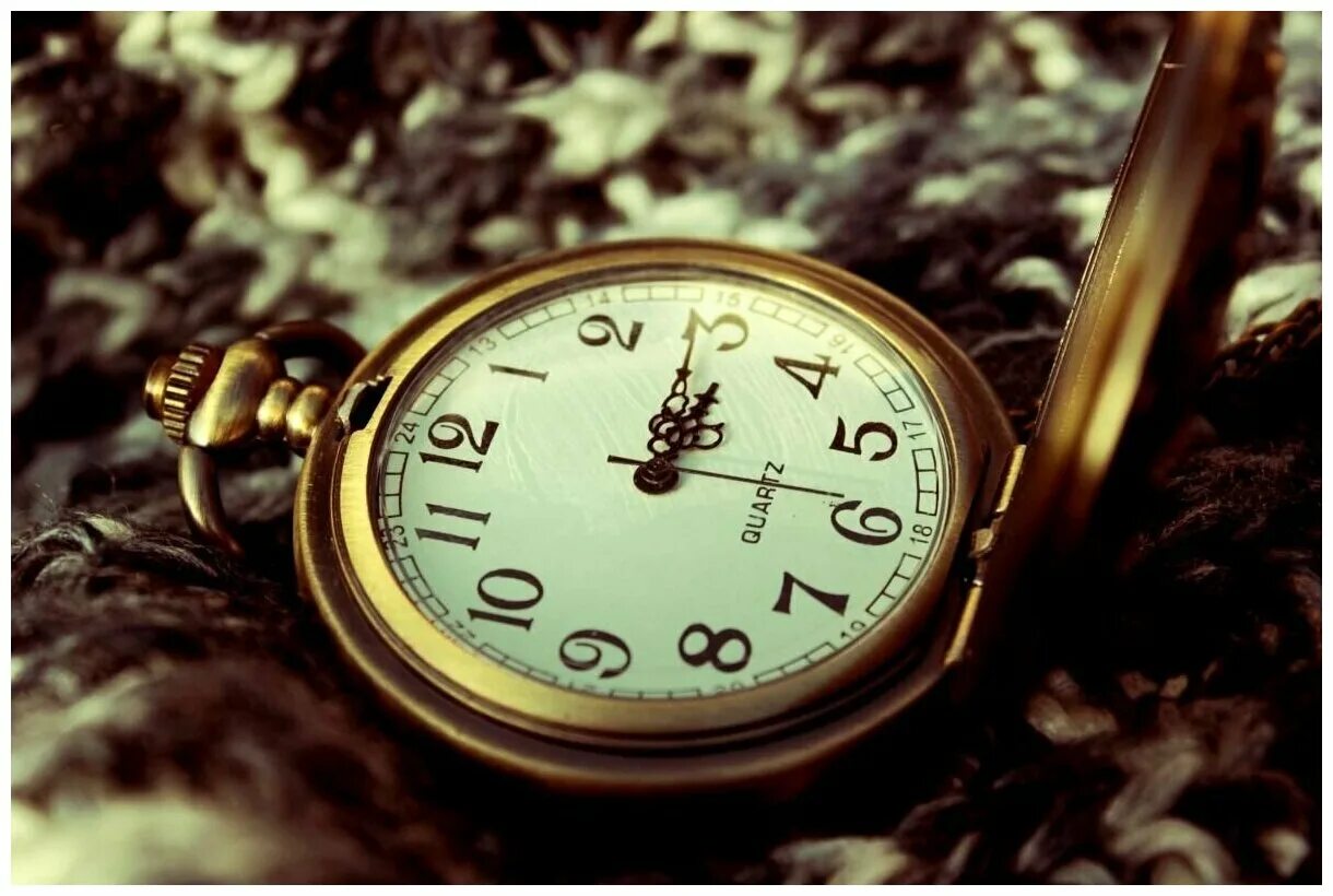 Картинка часов. Часы. Красивые старинные часы. Карманные часы на столе. Красивые старые часы.