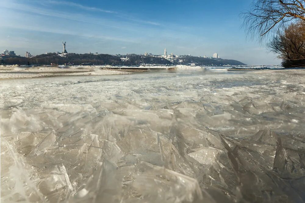 Замерзший днепр. Днепр зимой. Замерзший днепр в киеве. Днепр замерзает зимой или нет. Зима лед.
