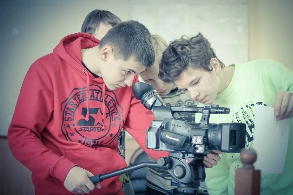 Реальный русский подростки видео. Подросток с кинокамерой. Киношкола для детей. Киношкола для подростков.