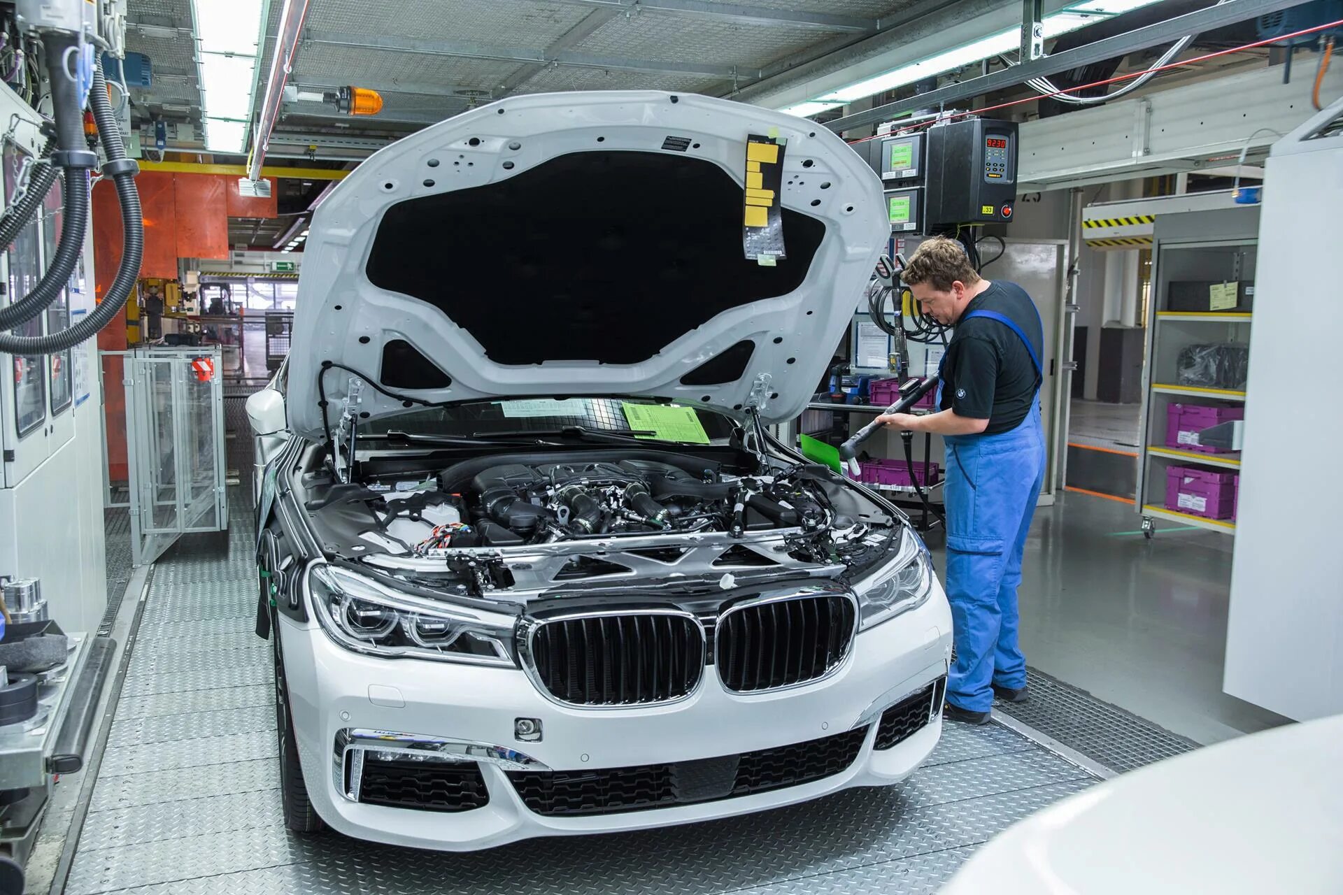 Техническое обслуживание bmw. Обслуживание бмв. Автомеханик бмв. Автомеханик бмв. Дорого ли обслуживание бмв.