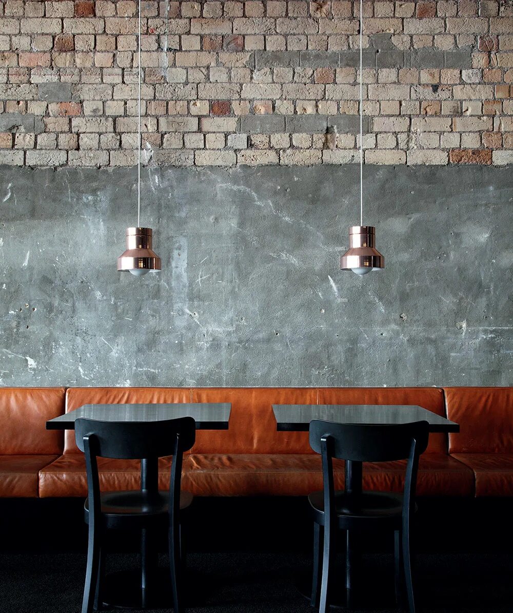 Бетонные стены в интерьере ресторана. Стена в ресторане. Бетонные стены в кафе. Отделка стен в кафе.