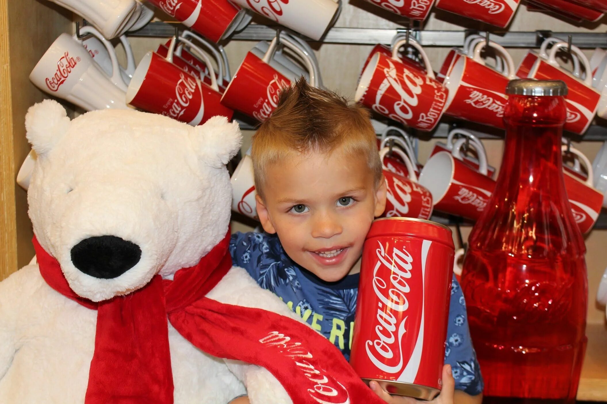 Дети пьют колу. Дети пьют Кока колу. Моя семья Кока кола. Детская реклама Coca-Cola. Happy Kids фотосессия Кока кола.