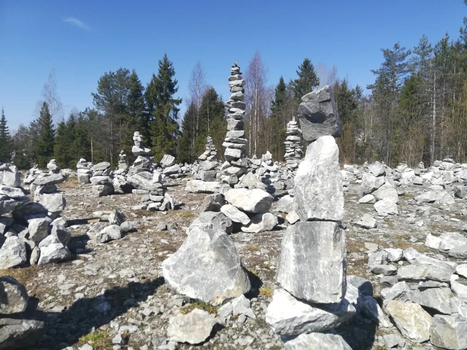 Сортавала камень. Белогорье Карелия горный парк. Белая гора тивдийский мрамор. Белая гора парк Рускеала. Парк белая гора Карелия.