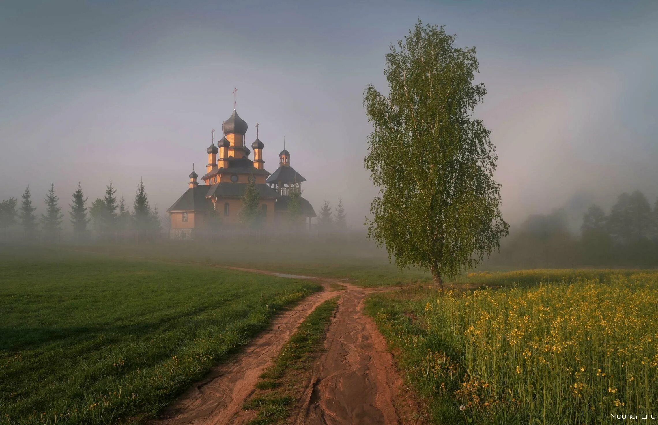 Россия Проселочная дорога храм вдали. Дорога к храму. Пейзажи России. Туман в деревне Церковь.