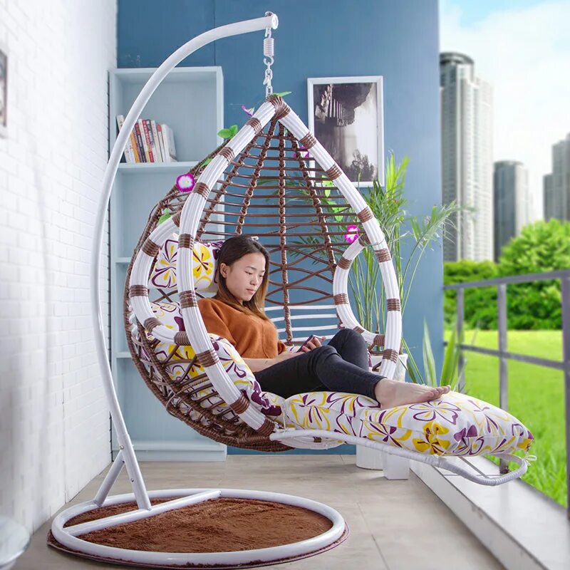 Кресло гамак на балконе. Интерьер балкона. Качалка на балконе. Подвесное кресло из ротанга flyhang. Качель диван на балкон.