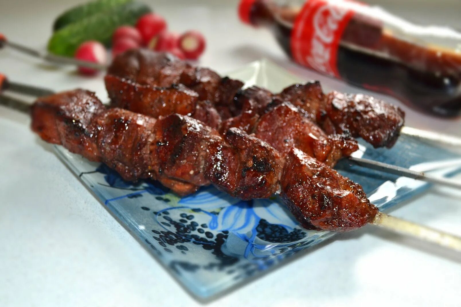 Шашлык из свинины соевый соус лук. Мясо с кетчупом. Маринад для шашлыка из свинины. Соевый маринад шашлык. Шашлык большие куски.