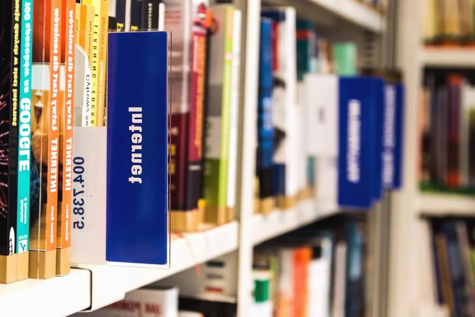 Самый лучший жанр книг. Полка для книг. книги на полке. полка книжная. книга библиотека.