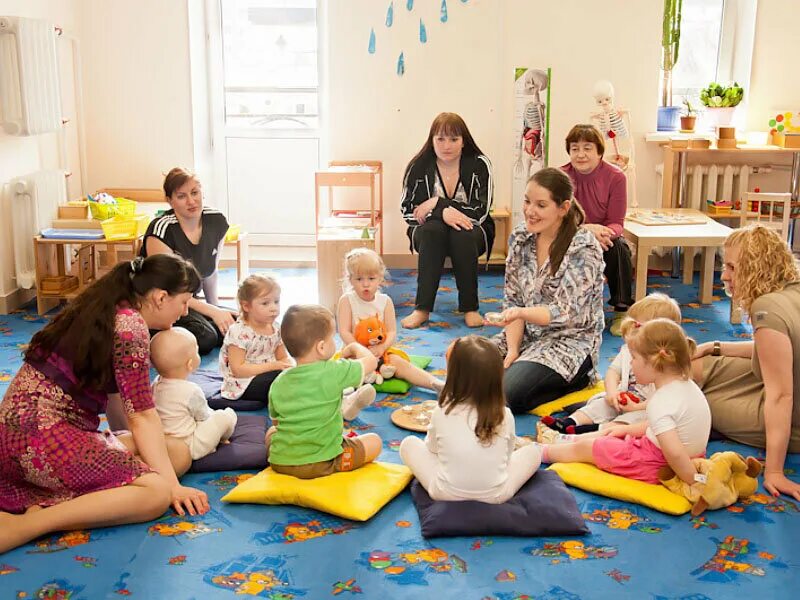 Дети в детском саду. Мама в детском саду. Дети в детском центре. Мама с ребенком в детском саду.