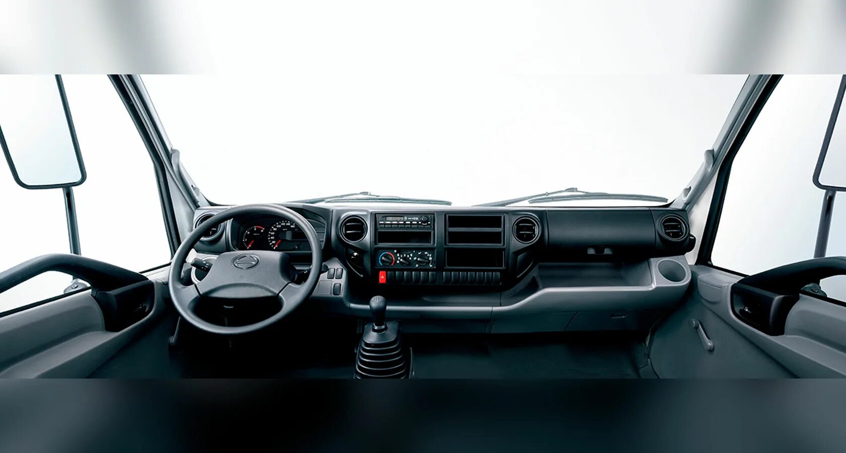 Hino 5 тонник салон. Хино 300 салон. Хино 300 салон. Hino 300 кабина. Хино 300 панель.