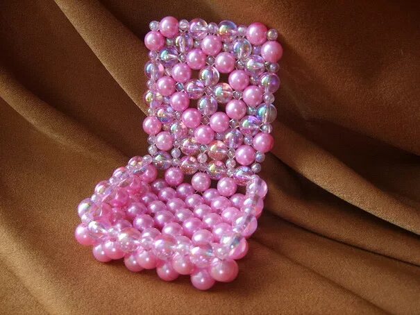 Поделки из бусинок. Бисероплетение браслеты. Бисероплетение оплетение бусины. Бусы из бусинок. Что сделать из бусин.