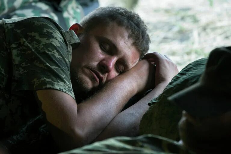 Военкор гусельников. Банк для солдата. Банк для солдата. Видео про солдата который. Скотт иствуд форпост.