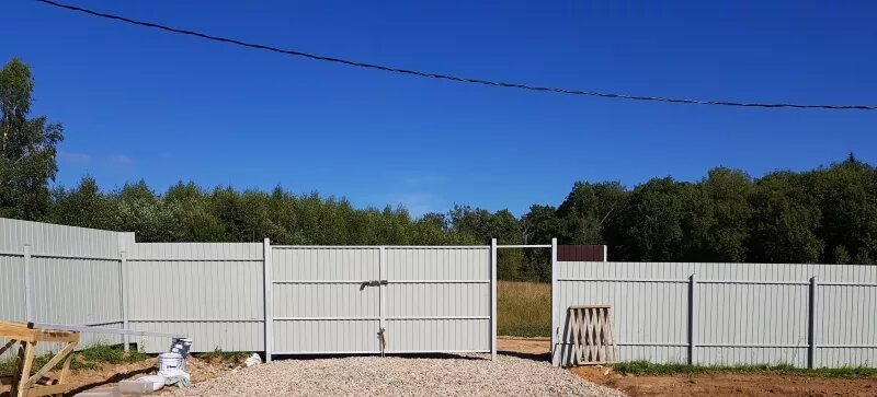 5 метра. забор профнастила высотой 2 метра. забор 2 метра на 2 лагах. забор профнастила высотой 2 метра. забор 2 метра пррф лист.