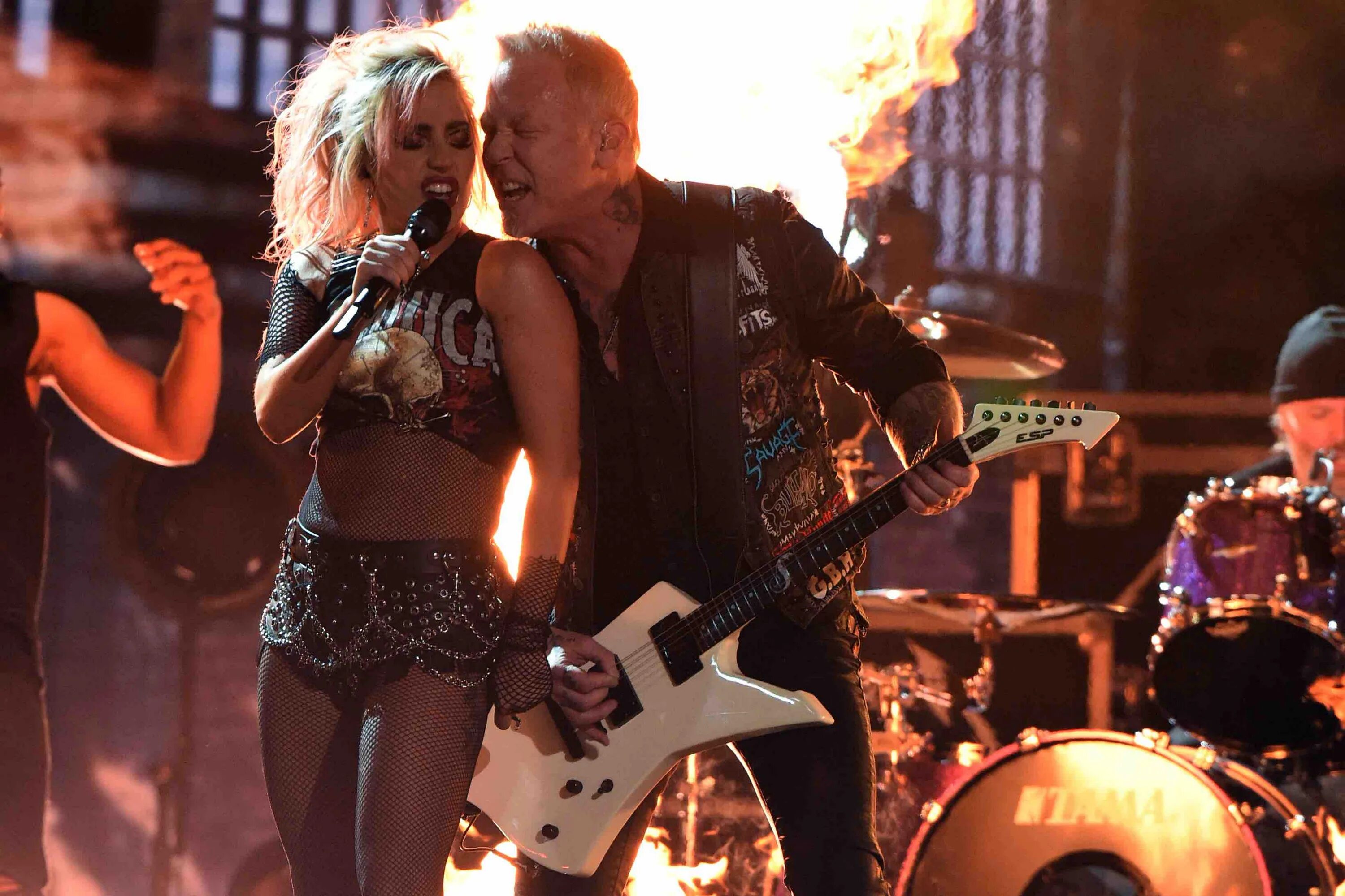 Леди гага грэмми 2017. Lady gaga metallica. Metallica леди гага. Леди гага и металлика. Металлика и гага.