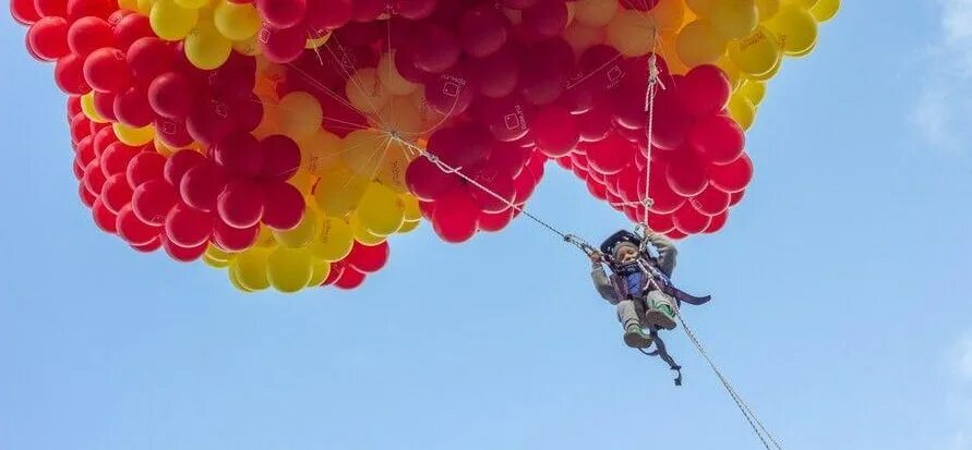 Сколько нужно шариков. Сколько надо шариков чтобы поднять человека. Сколько нужно шариков. Джонатан трапп шарах на воздушных. Вытянутые воздушные шары в воздухе.