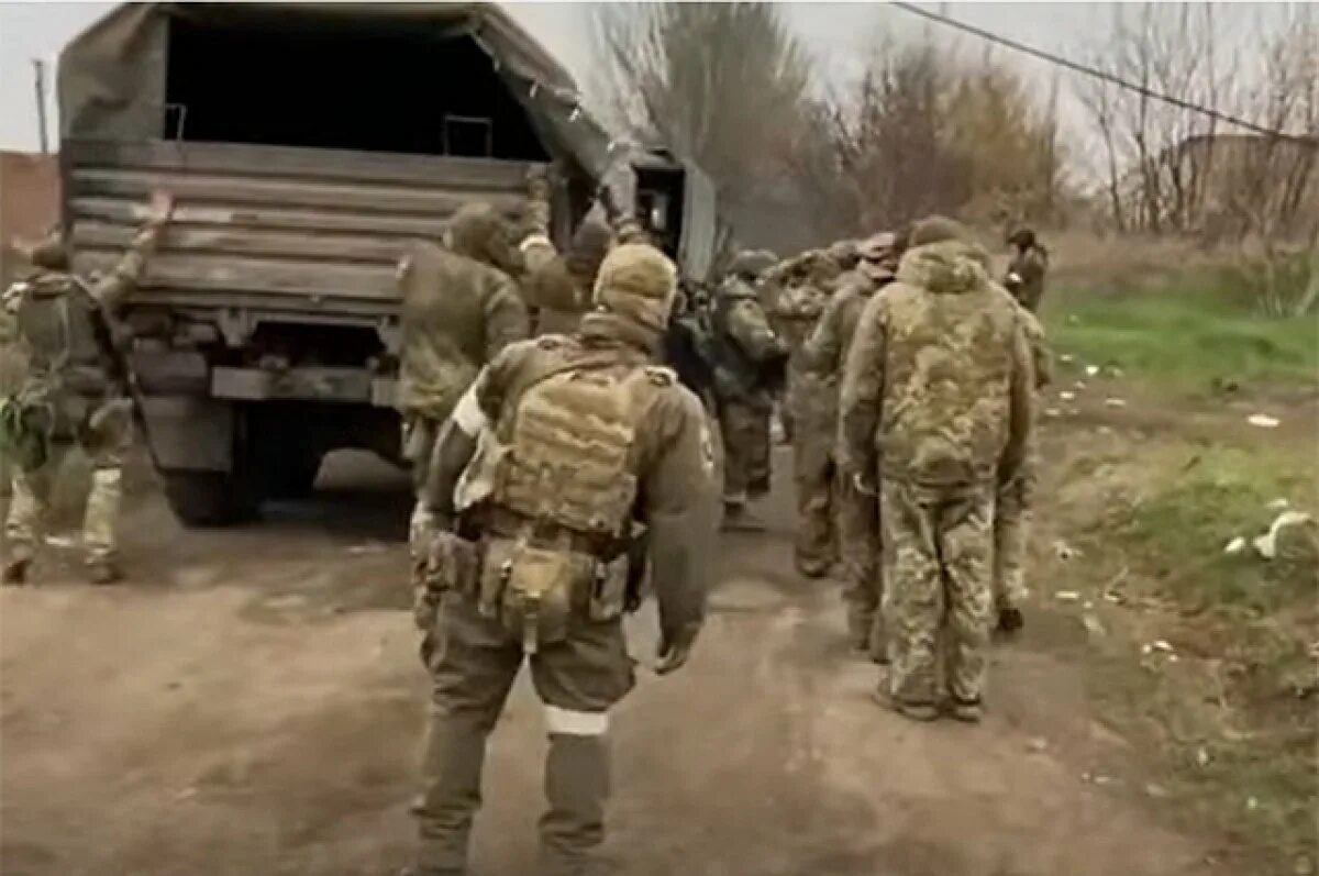 Плен вс рф. Украинские военнослужащие сдаются в плен. Украинские ваеные сдавших в рлен. Раненые морпехи в Мариуполе российские военные.