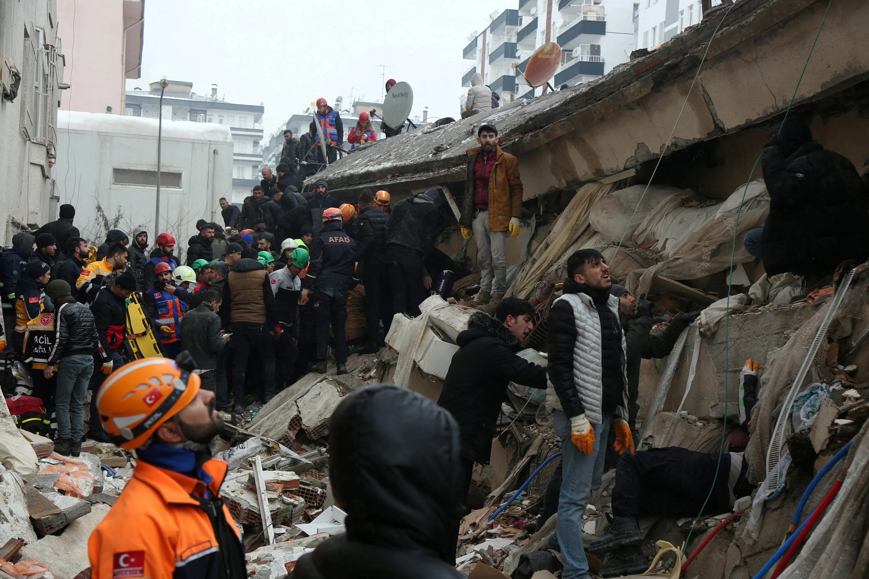 Землетрясение затронуло. Диярбакыр Турция землетрясение. Землетрясение в Турции 6 февраля 2023. Сильное землетрясение в Турции в 1999 году. Число жертв землетрясения в Турции.