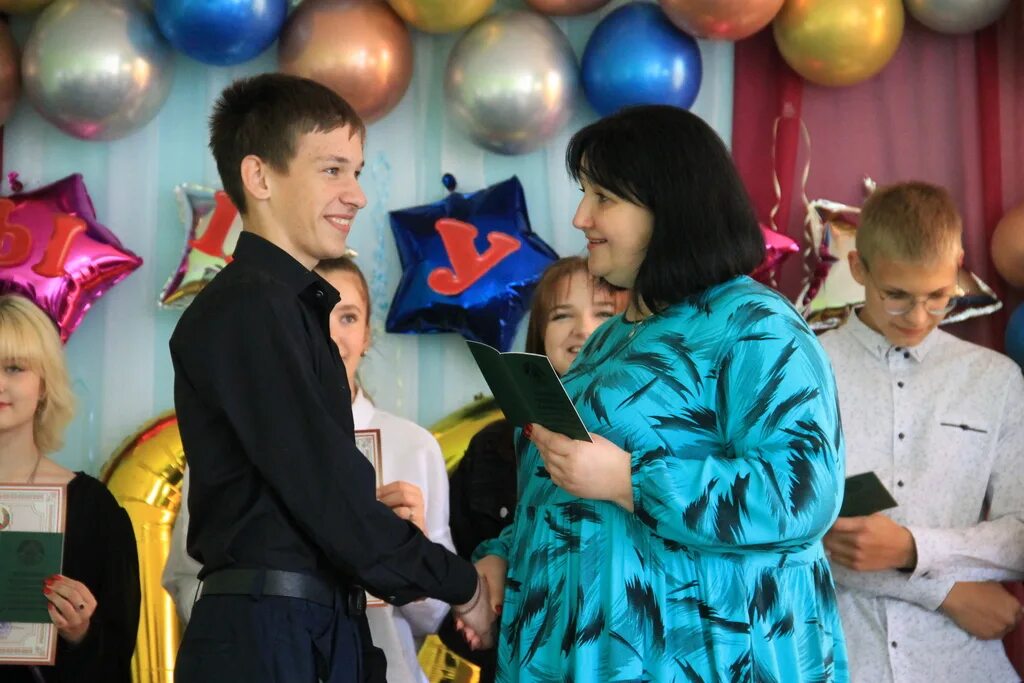 вальс 1 сентября школьный. петриковская школа сандыктауский район. петриковская школа 2. школа петрика. петриковская школа 2.