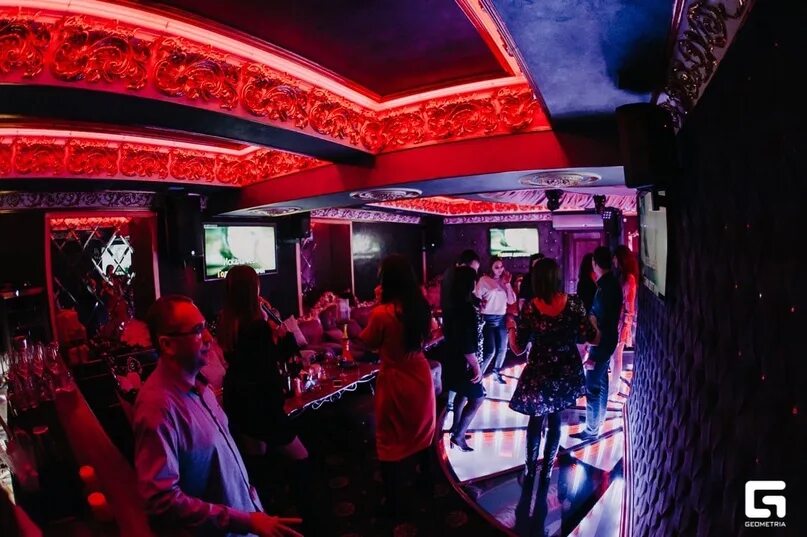 Botanica курск кафе. Селфи в кафе. Курск ленина 99а пятёрочка. Атилан курск. Караоке атилан курск фото.