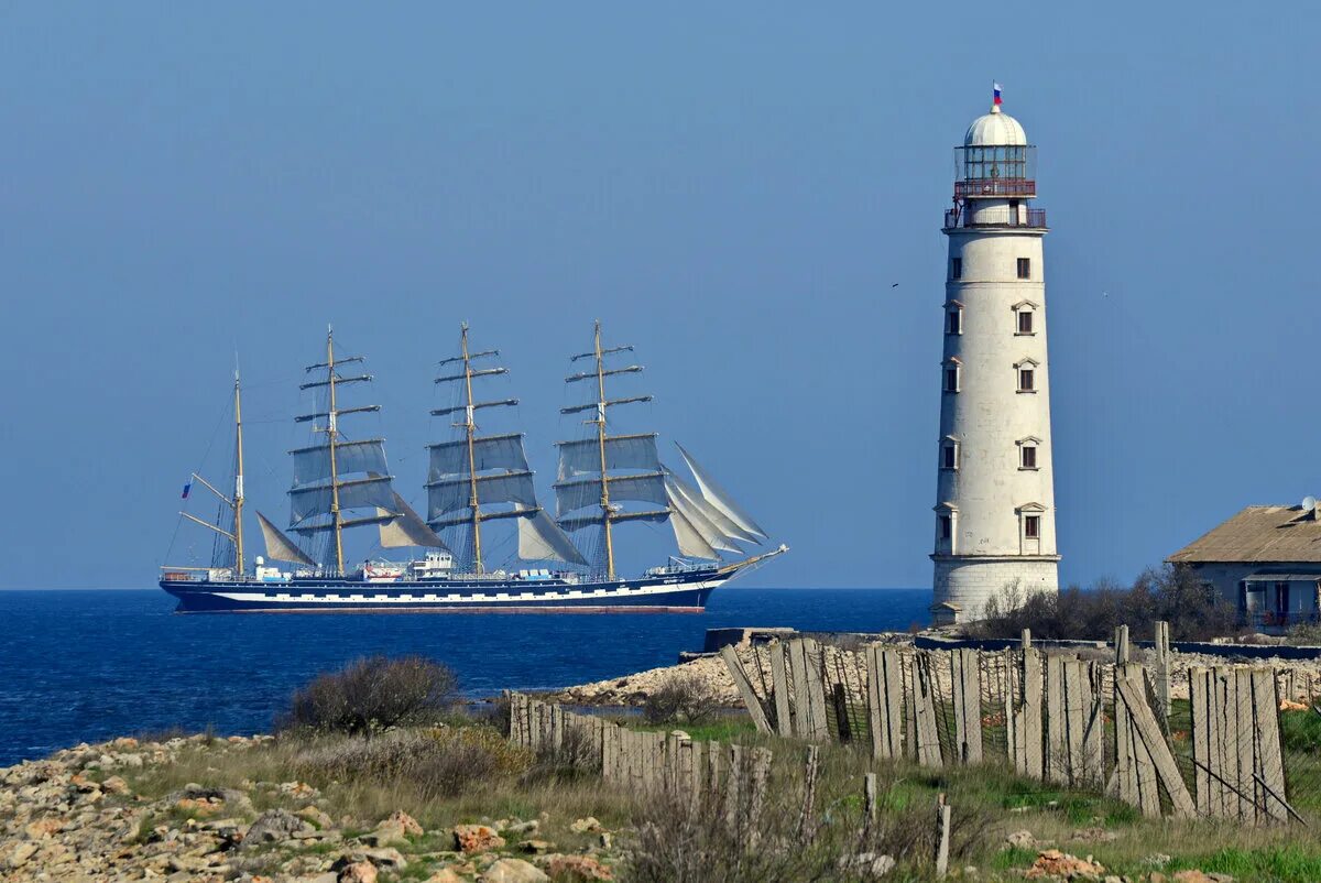 Море маяк корабль. Херсонесский маяк севастополь. море и маяк севастополь. маяк в севастопольской бухте. парусник херсонес ялта маяк.