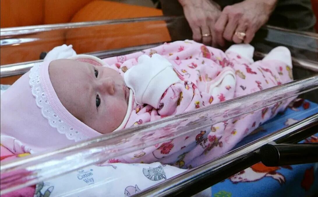 новорожденная девочка 5 мес в больнице. ребенок тока родился. ребенок тока родился. маленькие дети рождаются. ребенок тока родился.