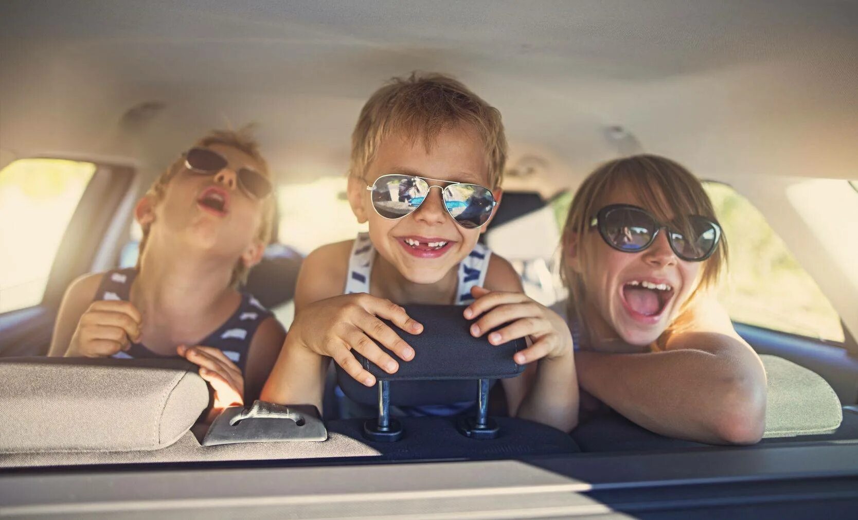 Дети путешествуют. Поездка с детьми. Путешествие на машине с детьми. Машина для путешествий семьей. Путешествие летом на машине
