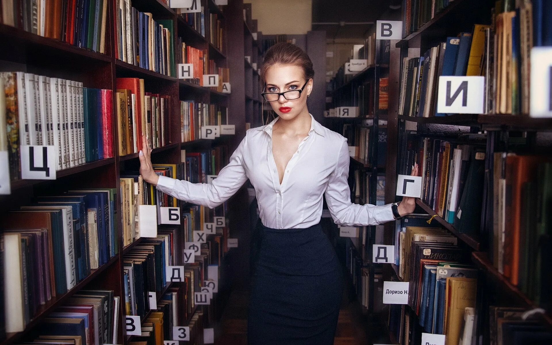 Много книг. Девушка в библиотеке. Девушка с книжкой. Библиотека картинки. Hot library.