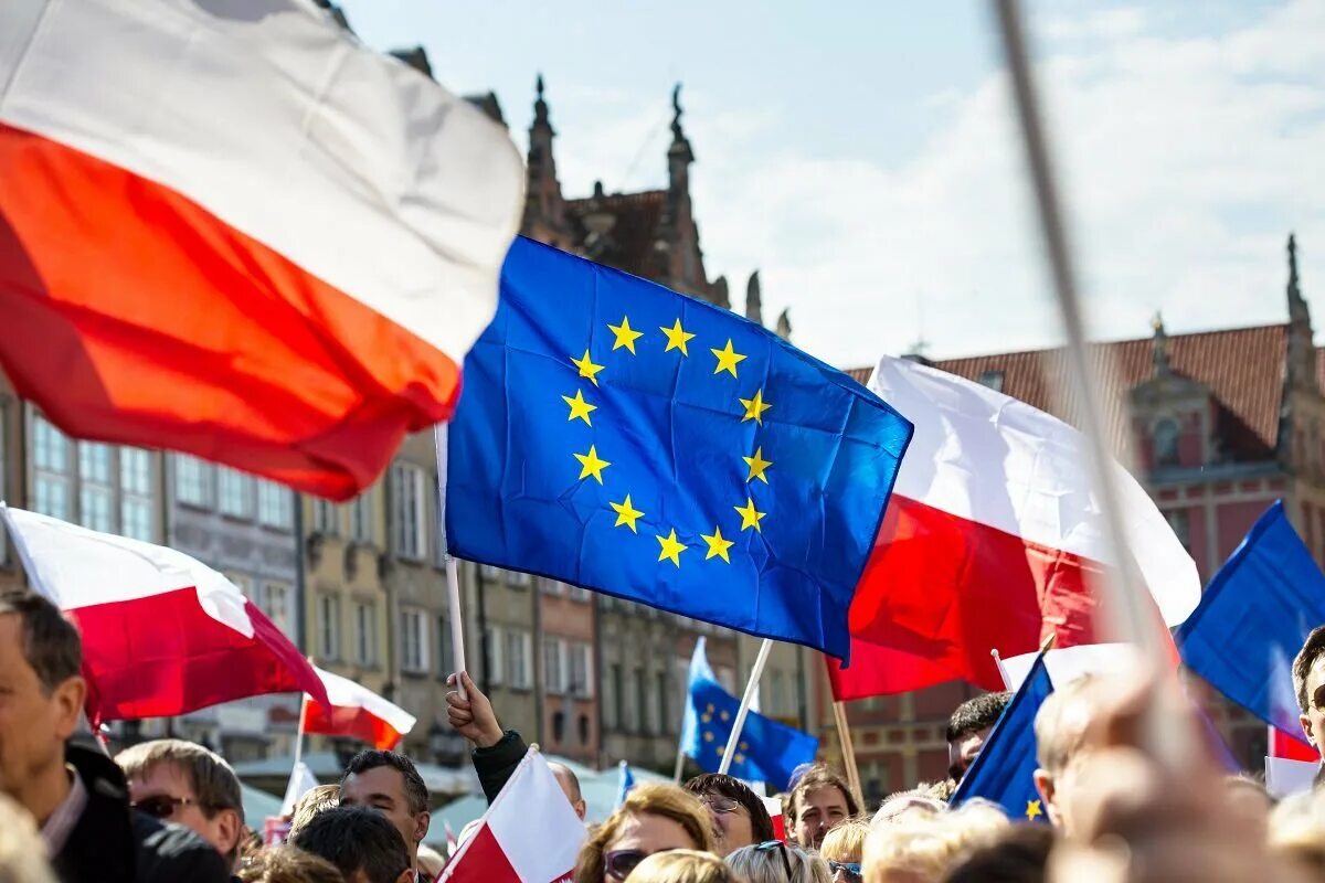 Украина и польша конфликт. Польша в европейском Союзе. Польша ЕС флаг. Польша политика. Польша против ЕС.