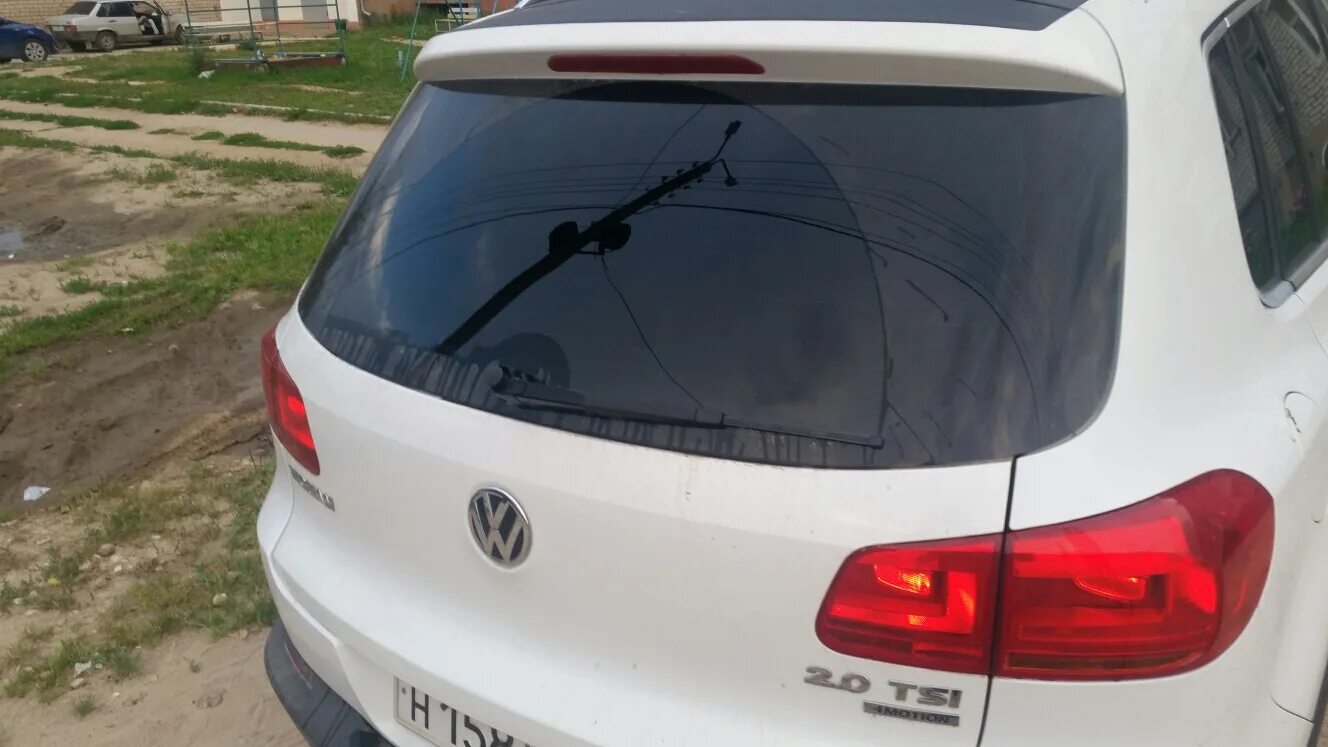 Тигуан заднее стекло. Tiguan 2 задний дворник. volkswagen tiguan задний дворник. задний дворник тигуан 1. задний дворник тигуан 2012.