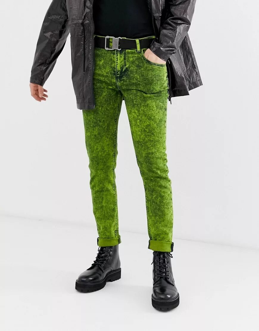 Джинса зеленая купить. Зеленые джинсы мужские. Темно зеленые джинсы мужские. Салатовые джинсы мужские. Зеленые джинсы скинни мужские.