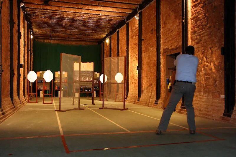 Стрелковый клуб лабиринт москва. Стрелковый тир лабиринт в москве. Стрелковый клуб лабиринт лазертаг. Стрелковый тир москва. Тир лабиринт.