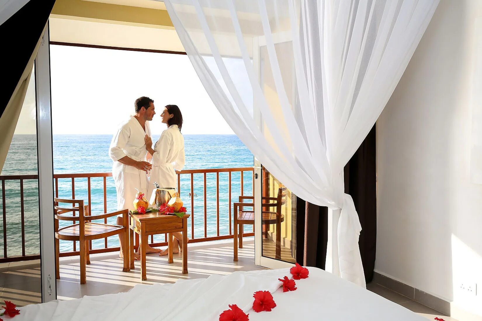 Виды двоих. Влюбленная пара в отеле. Медовый месяц на Мальдивах. Романтический вид на море. Мальдивы отели для молодоженов.