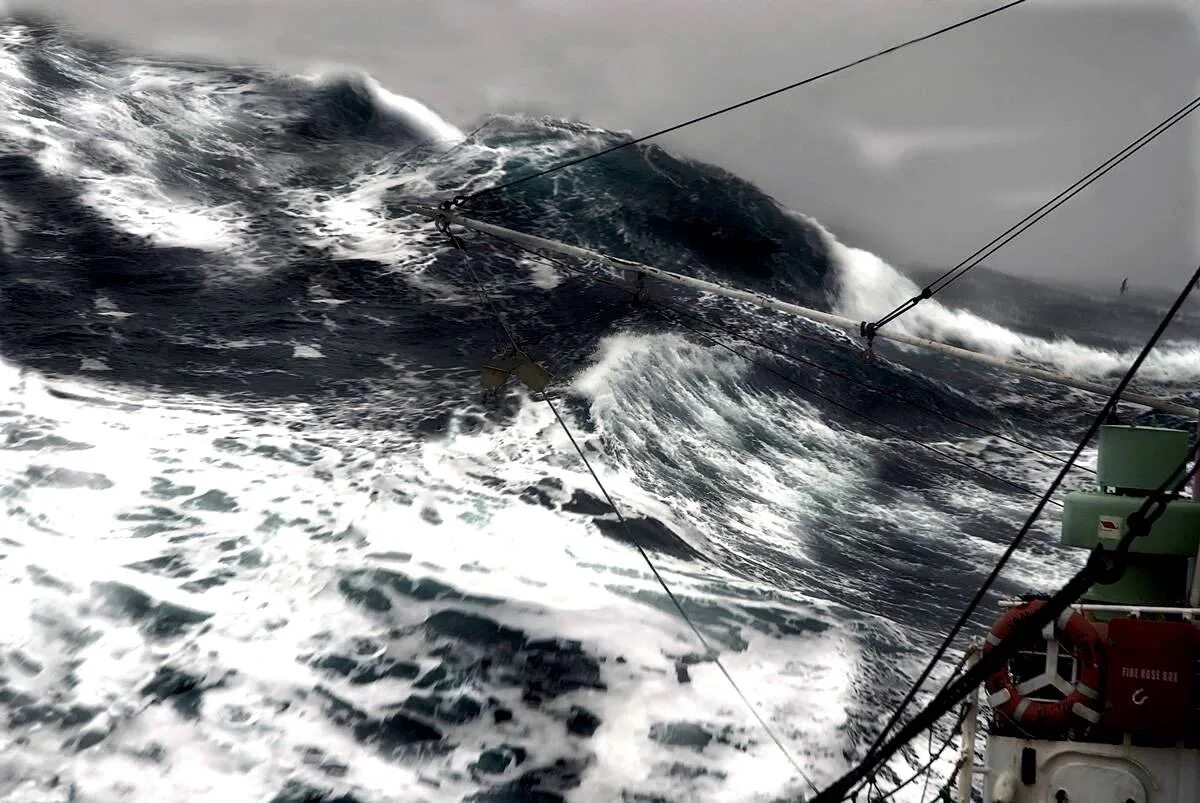 Тихий океан шторм. Шторм вид с корабля. Корабль в шторм. Судно в шторм. Отменить в виду шторма