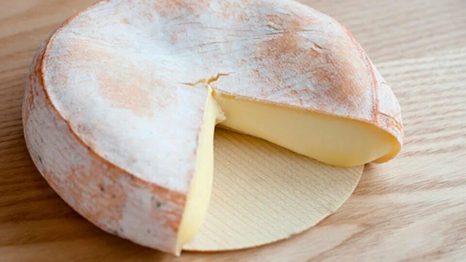 Как называется круглый сыр. Реблошон. сыр с корочкой. реблошон сыр. мягкий сыр внутри с белой корочкой.