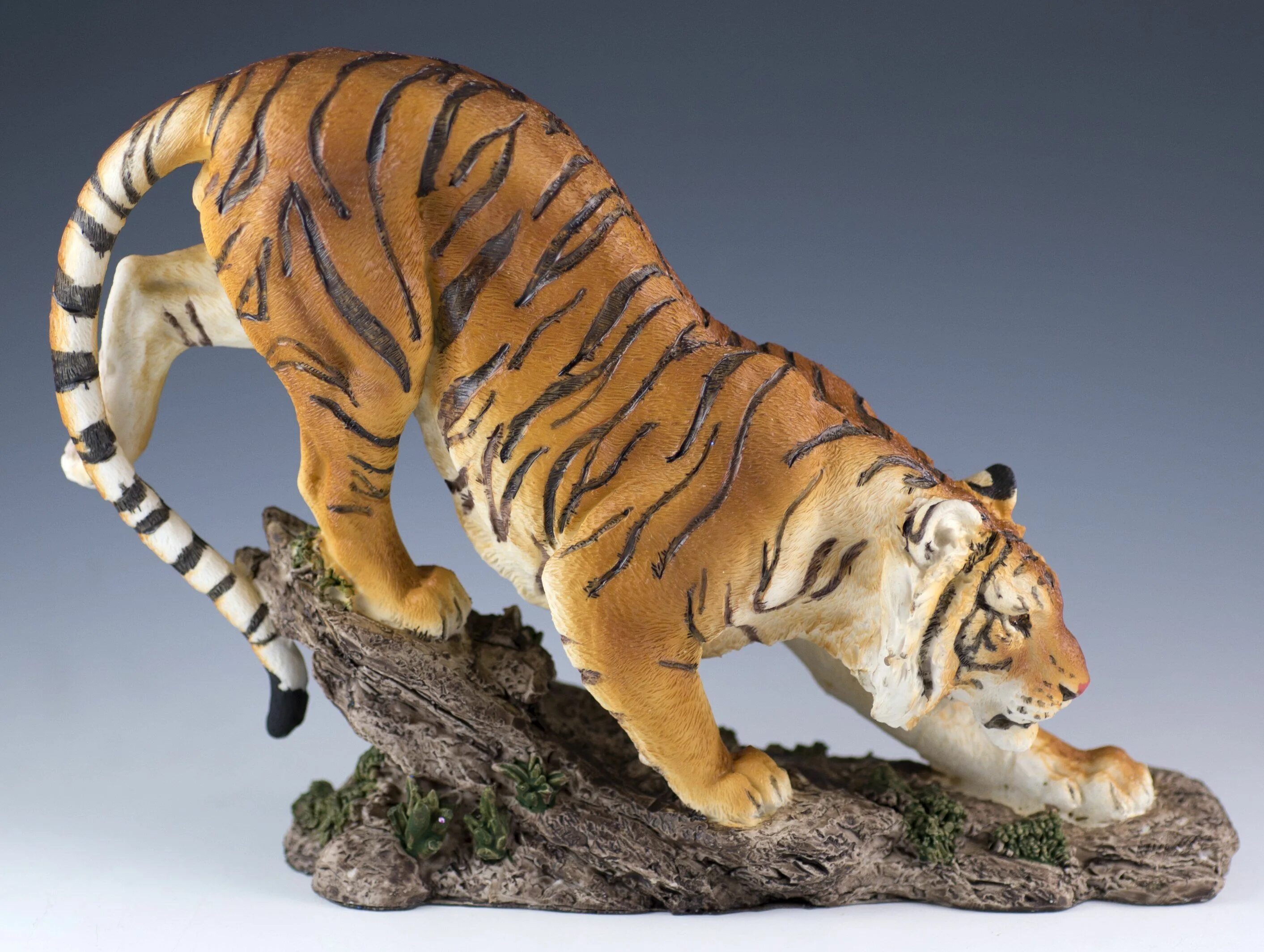 Тайгер 55. Тигр скульптура. Фигурка тигра. Фигурка тигра из камня. Тигр фигурка из дерева.