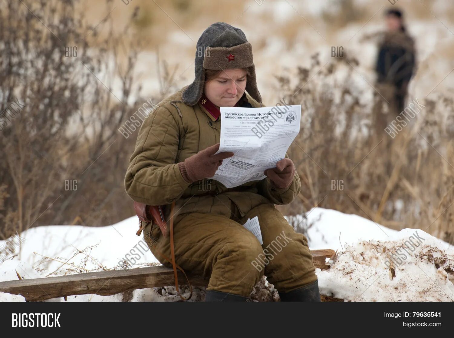 Читать боец 6. Солдат читает письмо. Солдат читает газету. Фото солдаты читают газету. Военные реконструкции женщины.