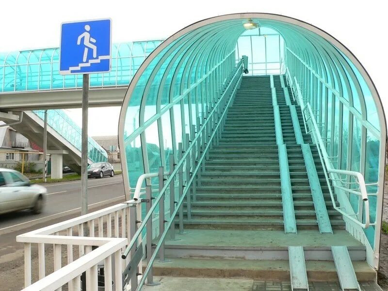 Запишите в ответ название пешеходного моста соединяющего