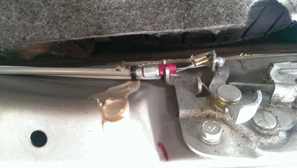 Almera n16 датчик багажника. Открывание багажника almera n16. Не закрывается багажник зимой. Дренажные сливы конденсата с дэу нексия. Резинка кнопки багажника тойота авенсис 2.