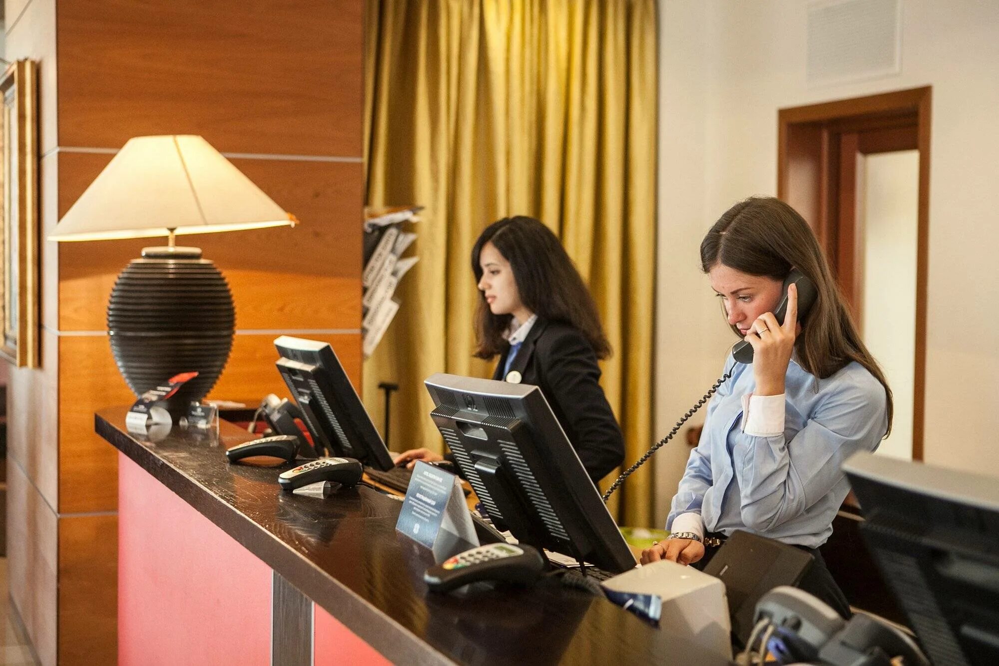 Администратор в отеле 5 звезд. Девушка на ресепшене гостиницы. Домработница. Менеджер гостиницы. Сотрудники ресепшн в гостинице.