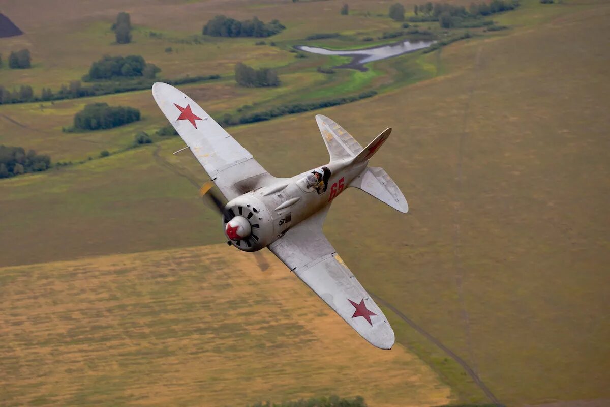 Самолет и 16 в полете