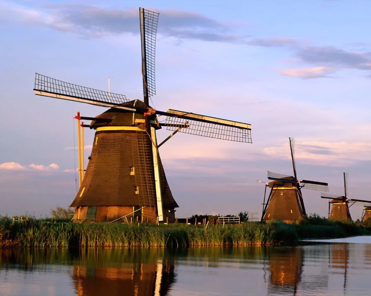 Киндердейк Нидерланды. Ветряная мельница Нидерланды. Мельницы в Киндердейке Нидерланды. Королевство Нидерланды Ветряные мельницы.