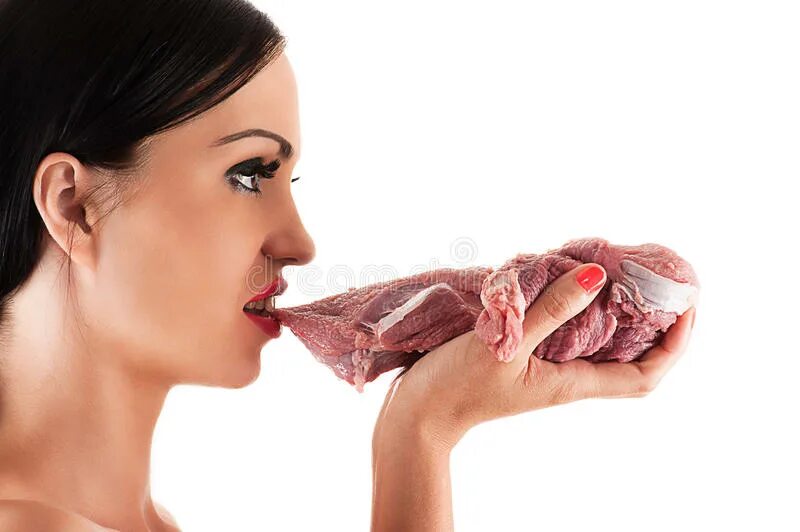 Девушка ест сырое мясо.