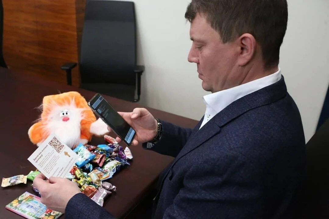 Подарок новый губернатор. Подарки от мэра красноярск 2021. Новогодний подарок от губернатора. Подарок новый губернатор. Подарок новый губернатор.