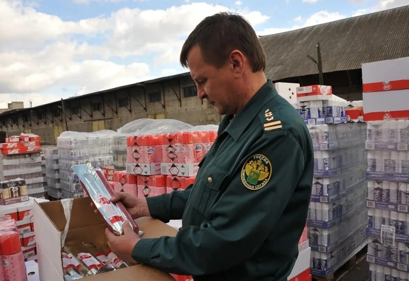 Наложение ареста на ввоз и вывоз. Конфискация продукции. конфискация товара таможней. ввоз товаров таможня. товар в таможенном деле.